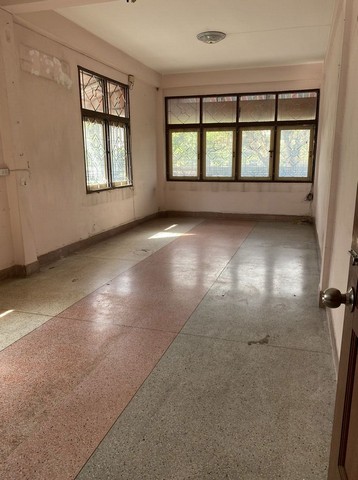 ให้เช่าอาคารพาณิชย์  ใกล้ BTS สถานีเซ็นหลุยส์ หลังมุม  3ชั้น ย่านสาทร เซ็นหลุยส์ ทุ่งวัดดอน 