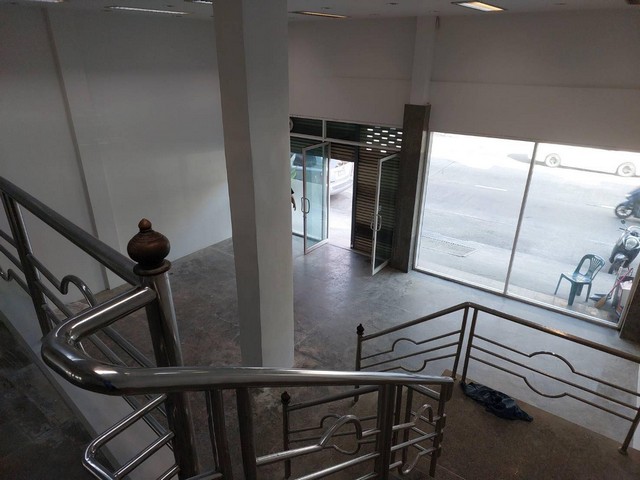 ให้เช่าอาคารพานิชย์ ใกล้รถไฟฟ้า ใกล้เดอะมอลล์ โลตัสบางกะปิ  อาคาร  2คูหาทะลุติดกัน  3ชั้นครึ่ง  