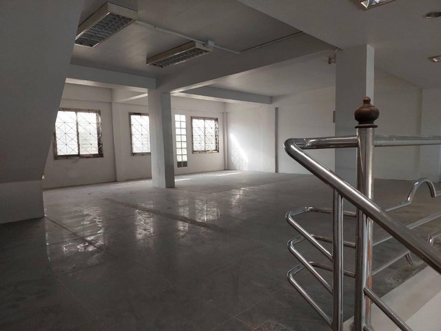 ให้เช่าอาคารพานิชย์ ใกล้รถไฟฟ้า ใกล้เดอะมอลล์ โลตัสบางกะปิ  อาคาร  2คูหาทะลุติดกัน  3ชั้นครึ่ง  