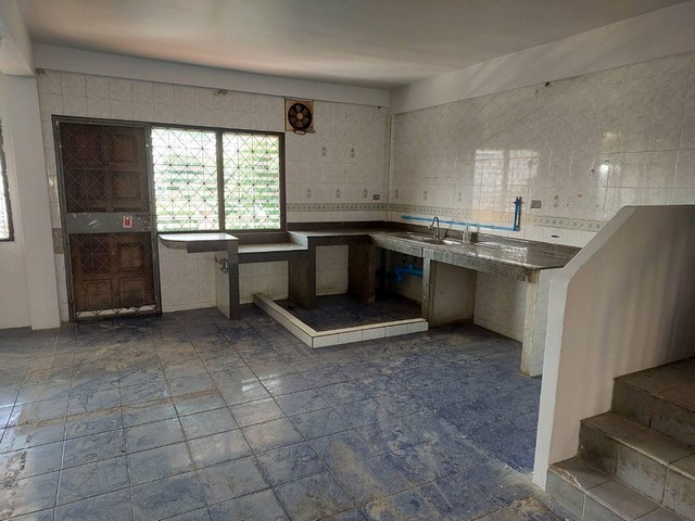 ให้เช่าอาคารพานิชย์ ใกล้รถไฟฟ้า ใกล้เดอะมอลล์ โลตัสบางกะปิ  อาคาร  2คูหาทะลุติดกัน  3ชั้นครึ่ง  