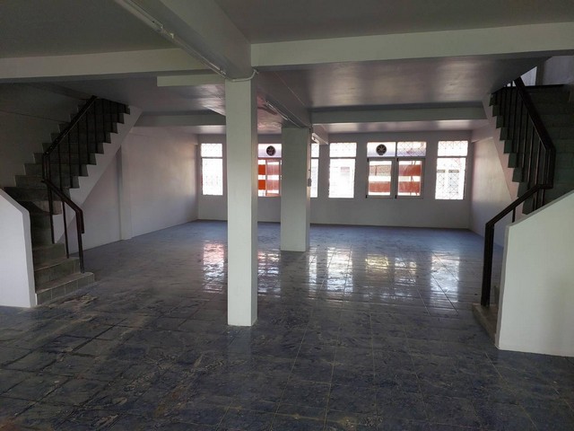 ให้เช่าอาคารพานิชย์ ใกล้รถไฟฟ้า ใกล้เดอะมอลล์ โลตัสบางกะปิ  อาคาร  2คูหาทะลุติดกัน  3ชั้นครึ่ง  