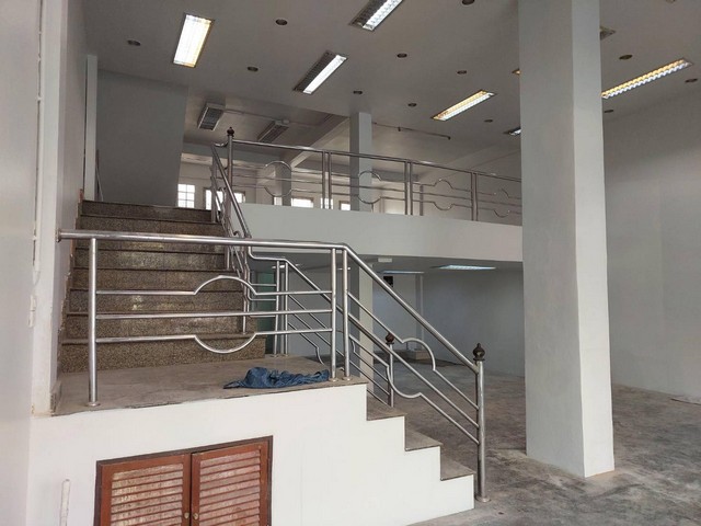 ให้เช่าอาคารพานิชย์ ใกล้รถไฟฟ้า ใกล้เดอะมอลล์ โลตัสบางกะปิ  อาคาร  2คูหาทะลุติดกัน  3ชั้นครึ่ง  