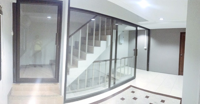 MRTรามอินทรา40 4แอร์ ให้เช่า-ขาย อาคารพาณิชย์ หัวมุม 4 ชั้น รีโนเวทใหม่ ปากซอย รามอินทรา61-67 18ตรว. 285 ตรม.