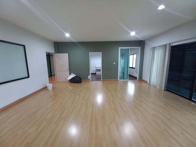 ให้เช่าสำนักงาน office เฉพาะชั้นที่ 3 เนื้อที่ 184 ตรม ซอยรามอินทรา 39 