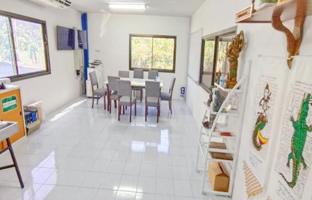 สหพัฒน์ 4 กม.มีGMP อาหาร โรงงาน ให้เช่า เซ้ง ออฟฟิศห้องประชุม เฟอร์บางส่วน 300ตรว. 10นอน3น้ำ 7จอดรถ 4 แอร์ ท่าเรือแหลมฉบัง 8 กม.