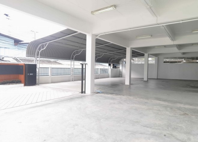  ให้เช่าอาคาร3 ชั้นพร้อมพื้นที่ โกดัง เก็บสินค้า ขนาด 2,042 ตรม ย่านลาซาล แบริ่ง บางนา