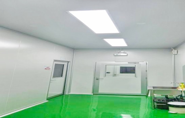 ออฟฟิศห้องประชุม ให้เช่า เซ้ง โรงงาน เฟอร์บางส่วน  มี GMP อาหาร 295 ตรว. สหพัฒน์ 4 กม 7จอดรถ 4 แอร์ ท่าเรือแหลมฉบัง 8 กม.