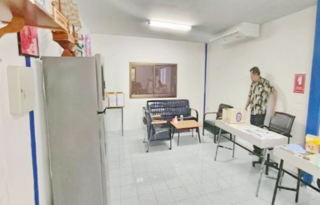 ออฟฟิศห้องประชุม ให้เช่า เซ้ง โรงงาน เฟอร์บางส่วน  มี GMP อาหาร 295 ตรว. สหพัฒน์ 4 กม 7จอดรถ 4 แอร์ ท่าเรือแหลมฉบัง 8 กม.