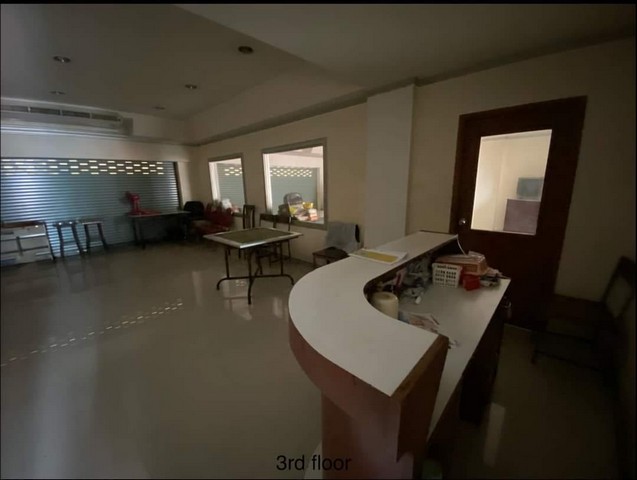 ขาย อาหารพาณิชย์ 5 ชั้น 2 คูหา คอนเน็คกัน 35.5 ตร.ว ปากซอยปรีดีย์ พนมยงค์ 20/1 สุขุมวิท 71 ชั้น 1-4 ทำเป็นสำนักงานชั้น 5 มี 4 ห้องนอน 