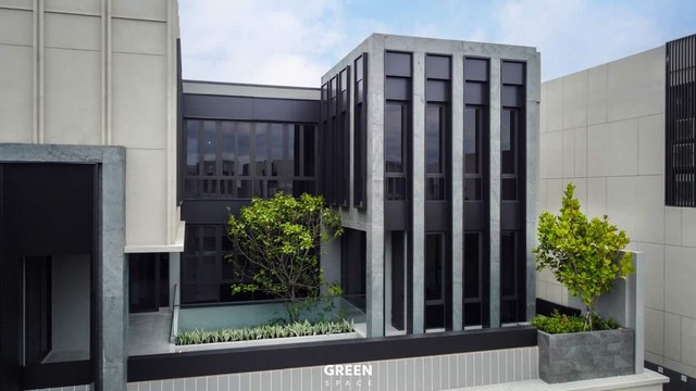 ให้เช่าพูลวิลล่า 3 ชั้น Bugaan Pattanakarn สไตล์ Modern Luxury 700 ตรม. 5 ห้องนอน ซอยพัฒนาการ32 พร้อมลิฟต์แก้ว สระว่ายน้ำในบ้าน 