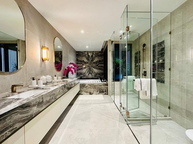 ให้เช่าพูลวิลล่า 3 ชั้น Bugaan Pattanakarn สไตล์ Modern Luxury 700 ตรม. 5 ห้องนอน ซอยพัฒนาการ32 พร้อมลิฟต์แก้ว สระว่ายน้ำในบ้าน 