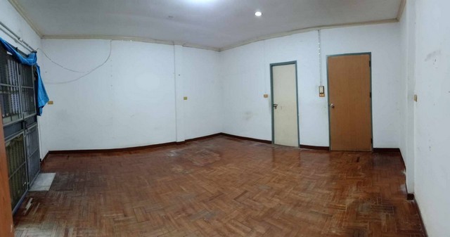 ขายด่วน ทาวน์เฮ้าส์ 3ชั้น เนื้อที่ 20 ตารางวา  หมู่บ้านปิติวรรณ  ZK169