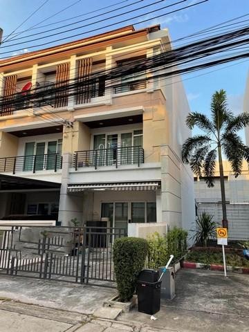 ให้เช่าทาวน์เฮ้าส์ 3 ชั้น ซอยลาดปลาเค้า 12 หมู่บ้าน กลางเมือง ลาดพร้าว-เสนา 1 บ้านอยู่หัวมุมอยู่ต้นซอยสะดวกใกล้ถนน