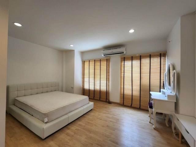 ให้เช่าทาวน์เฮ้าส์ 3 ชั้น ซอยลาดปลาเค้า 12 หมู่บ้าน กลางเมือง ลาดพร้าว-เสนา 1 บ้านอยู่หัวมุมอยู่ต้นซอยสะดวกใกล้ถนน