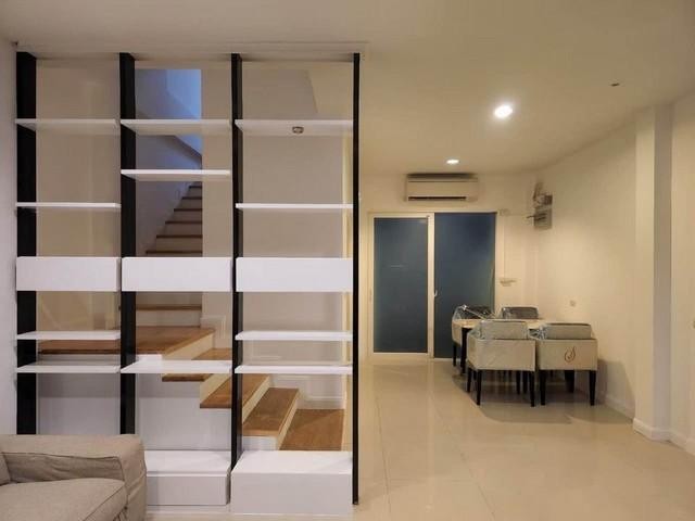 ให้เช่าทาวน์เฮ้าส์ 3 ชั้น ซอยลาดปลาเค้า 12 หมู่บ้าน กลางเมือง ลาดพร้าว-เสนา 1 บ้านอยู่หัวมุมอยู่ต้นซอยสะดวกใกล้ถนน