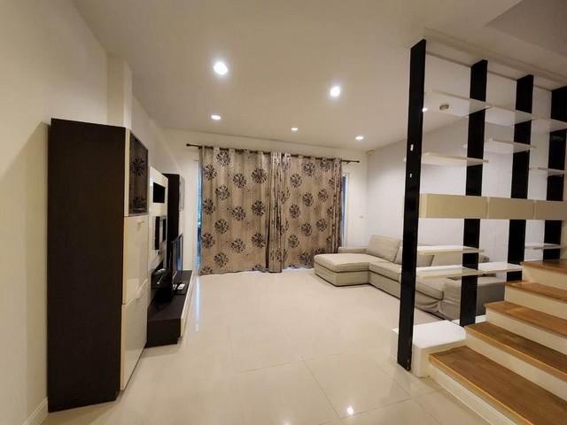 ให้เช่าทาวน์เฮ้าส์ 3 ชั้น ซอยลาดปลาเค้า 12 หมู่บ้าน กลางเมือง ลาดพร้าว-เสนา 1 บ้านอยู่หัวมุมอยู่ต้นซอยสะดวกใกล้ถนน