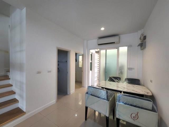 ให้เช่าทาวน์เฮ้าส์ 3 ชั้น ซอยลาดปลาเค้า 12 หมู่บ้าน กลางเมือง ลาดพร้าว-เสนา 1 บ้านอยู่หัวมุมอยู่ต้นซอยสะดวกใกล้ถนน