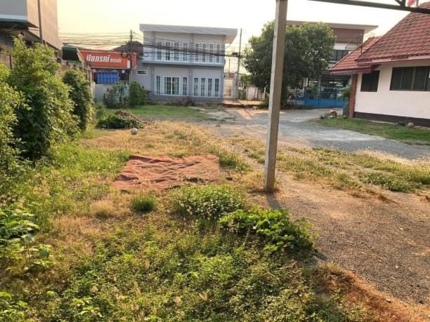 ที่ดินติดถนน ขาย 4.9 ล้าน เนื้อที่ 94 ตรว. #หนองจ๊อม #สันทราย ที่สวย #เหมาะสำหรับสร้างบ้าน ฝั่งโรงจอดรถ ติดถนน ตรงข้ามเซเว่น