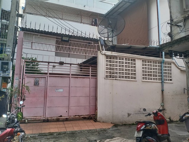 ขายอาคารพาณิชย์  ย่านสาธุประดิษฐ์ สาทร สีลม ใกล้จุดขึ้นลงทางด่วน ใกล้เซ็นทรัลพระราม3   ทำเลดีติดถนน 2 ด้าน 3 ชั้น เข้าออกได้หลายทาง