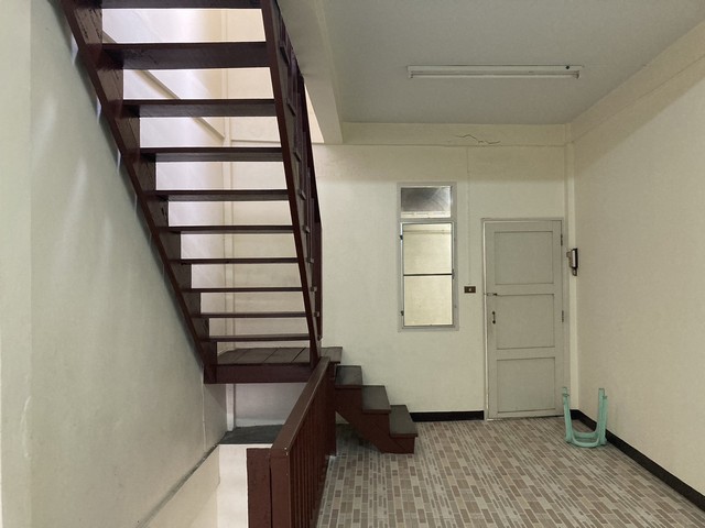 ขายอาคารพาณิชย์3 ชั้นใกล้เซ็นทรัลพระราม3 ย่าน สาทร สีลม ใกล้จุดขึ้นลงทางด่วน เข้าออกได้หลายทางซอยสาธุประดิษฐ์