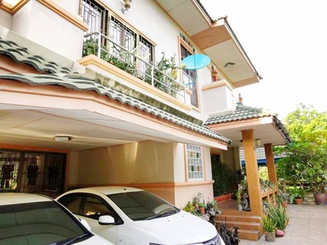 ใกล้ รร.อัสสัมชัญศรีราชา ให้เช่าบ้าน 3 ชั้น 5นอน บ่อปลาคราฟ์ ในเมือง บ้านสะอาดน่าอยู่ และเรียบร้อย 110 ตรว. 4น้ำ 2จอดรถ 2 แอร์