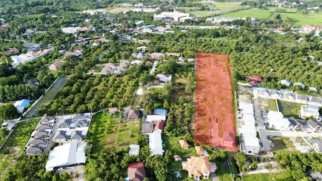 ที่ดินเปล่าพร้อมสาธารณูปโภคครบครันเหมาะสร้างบ้าน  ตั้งอยู่ใกล้หมู่บ้านจัดสรร