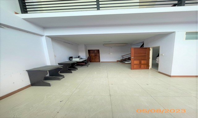 ขายอาคารพาณิชย์ 3 ชั้น มีชั้นลอย หมู่บ้าน ยูนิค เพลส ซอย นวลจันทร์ 36 PK04-04847