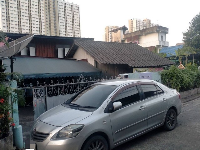 ขายด่วน ที่ดินพร้อมบ้าน 2 ชั้น ขนาดพื้นที่ 73 ตารางวา อยู่ในซอย รามอินทรา 50