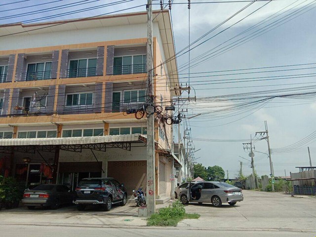 ขายด่วน อาคารพาณิชย์ 2คูหา  3 ชั้นครึ่ง  18 ตรว.  ตึกหัวมุม  ต.คลองมะเดื่อ อ.กระทุ่มแบน จ.สมุทรสาคร  ZW261