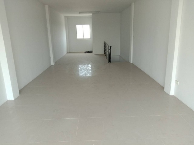 ขายด่วน อาคารพาณิชย์ 2คูหา  3 ชั้นครึ่ง  18 ตรว.  ตึกหัวมุม  ต.คลองมะเดื่อ อ.กระทุ่มแบน จ.สมุทรสาคร  ZW261