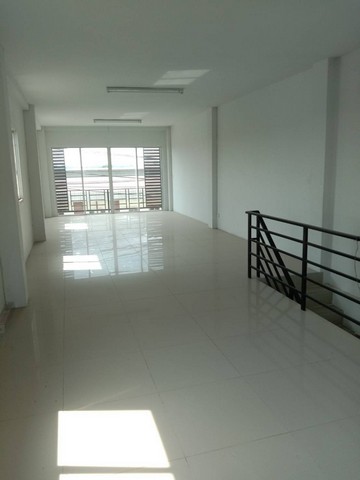 ขายด่วน อาคารพาณิชย์ 2คูหา  3 ชั้นครึ่ง  18 ตรว.  ตึกหัวมุม  ต.คลองมะเดื่อ อ.กระทุ่มแบน จ.สมุทรสาคร  ZW261