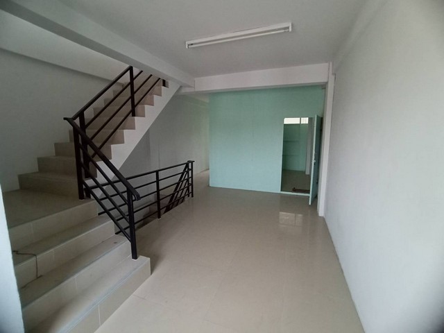 ขายด่วน อาคารพาณิชย์ 2คูหา  3 ชั้นครึ่ง  18 ตรว.  ตึกหัวมุม  ต.คลองมะเดื่อ อ.กระทุ่มแบน จ.สมุทรสาคร  ZW261