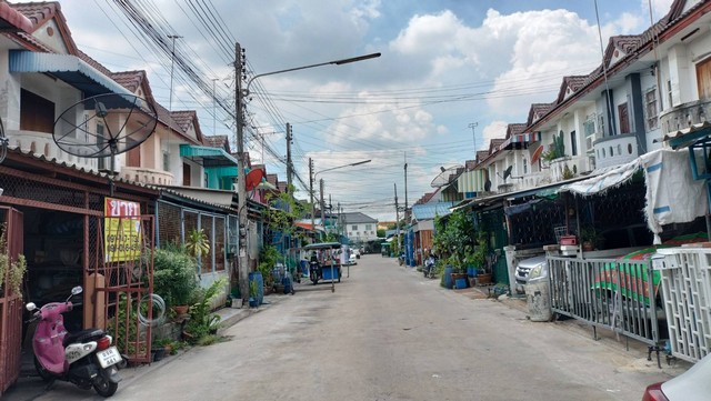 ขายทาวน์เฮ้าส์ 2 ชั้น  เนื้อที่ 20 ตร.ว  หมู่บ้านเบญจวัลย์ เอกชัย บางบอน จ.สมุทรสาคร ZW255