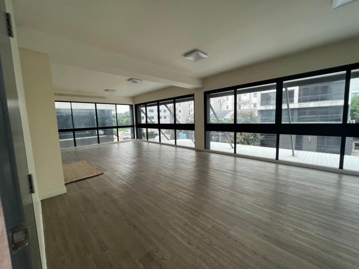 CH862-BH-REC อาคารพาณิชย์ 4.5 ชั้น พร้อมเพนท์เฮ้าส์ 3 ห้อง จอดรถ 6 คัน รามอินทรา แฟชั่นไอซ์แลนด์ ขนาด 600 ตรม.