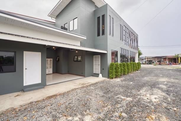 สำหรับนักลงทุนที่มองหา อาคารพาณิช​ย์ทำเลดี​ พื้นที่เยอะ​ อยู่​ในแหล่งค้าขาย 16.9 ล้าน อาคารพาณิชย์ 2 ชั้น ติดถนนลาดยาง