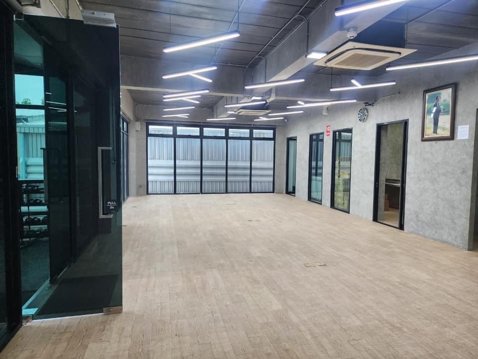 ขายอาคารสำนักงานรวมที่พักอาศัย 4 ชั้น เนื้อที่ 296 ตรว. 995 ตรม. ถนนสุขาภิบาล 5 จอดรถกว่า 20 คัน พร้อมลิฟท์ ใกล้ทางด่วน 600 เมตร