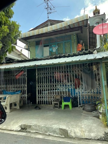 ขายด่วน บ้าน 2 ชั้น 23 ตรว. สุขุมวิท 50 เป็นบ้านไม้และปูน ตรงข้ามคอนโด the best เดินทางสะดวก ใกล้ BTS อ่อนนุช 