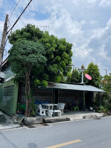 ขายด่วน บ้าน 2 ชั้น 23 ตรว. สุขุมวิท 50 เป็นบ้านไม้และปูน ตรงข้ามคอนโด the best เดินทางสะดวก ใกล้ BTS อ่อนนุช 