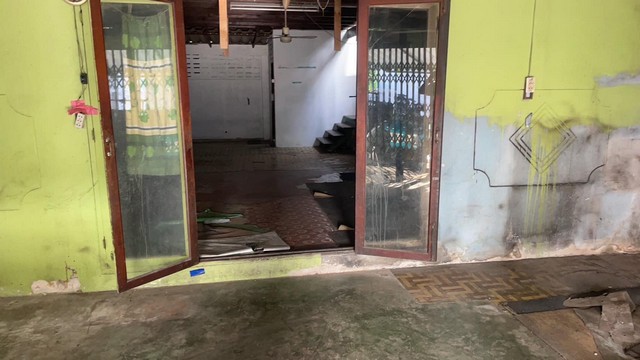 ขายด่วน บ้าน 2 ชั้น 23 ตรว. สุขุมวิท 50 เป็นบ้านไม้และปูน ตรงข้ามคอนโด the best เดินทางสะดวก ใกล้ BTS อ่อนนุช 