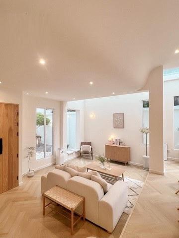 EPL-HR2706 ให้เช่าทาวน์โฮม 3 ชั้น หลังมุม ใกล้รถไฟฟ้า หมู่บ้านกลางเมือง แยกรัชดา-ลาดพร้าว 3 ห้องนอน 4 ห้องน้ำ พื้นที่ใช้สอย 210 ตรม.