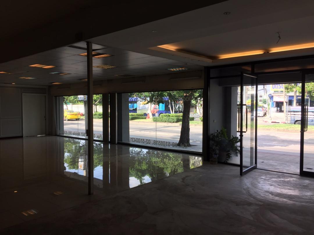 EPL-HR2708ให้เช่าพื้นที่ โชว์รูม ริมถนนนวมินทร์ พื้นที่ใช้สอย 250 ตารางเมตร มีออฟฟิศให้ 1 ห้อง หน้ากว้าง 15 เมตร ยาว 17 เมตร  จอดรถได้ 2 คัน