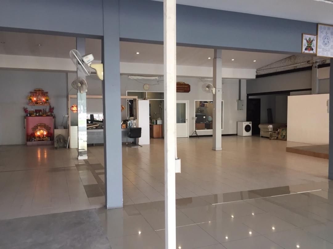 EPL-HR2708ให้เช่าพื้นที่ โชว์รูม ริมถนนนวมินทร์ พื้นที่ใช้สอย 250 ตารางเมตร มีออฟฟิศให้ 1 ห้อง หน้ากว้าง 15 เมตร ยาว 17 เมตร  จอดรถได้ 2 คัน