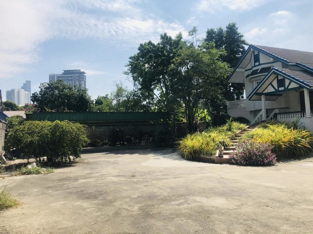 ให้เช่าบ้านเดี่ยว  ใกล้ icon Siam  ใกล้บีทีเอสสายสีเหลืองทองเพียง 300 เมตร  เหมาะทำ home office ร้านอาหาร cafe   เนื้อที่ 600 ตร.ว.