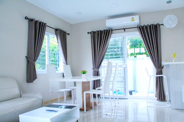 บ้านหเฟอร์ครบ ลังมุม มีความเป็นส่วนตัว ไทวัสดุ บางนา เมกกะ 29ตรว. 3นอน 2น้ำ 2จอดรถ 3แอร์ ให้เช่าทาวน์โฮม 2 ชั้น