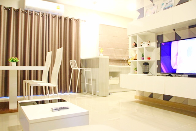 ไทวัสดุ บางนา เมกกะ  มีความเป็นส่วนตัว เฟอร์ครบให้เช่าทาวน์โฮม 2 ชั้น บ้านหลังมุม 28ตรว. 3นอน 2น้ำ 2จอดรถ 3แอร์