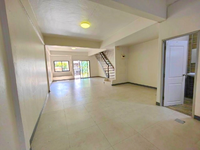 นวมินทร์ 78-84 ใกล้ไทวัสดุ นวมินทราชูทิศ กรุงเทพ ปล่อยเช่า ทาน์เฮาว์ เปล่า 2 ชั้น 20 ตรว. 3 นอน 2 น้ำ 2จอดรถ 