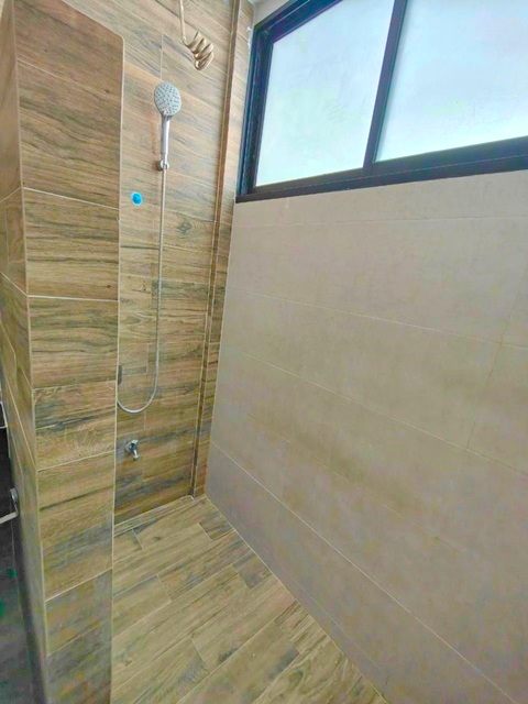 รร.นวมินทราชูทิศ ใกล้ไทวัสดุ 21 ตรว. 3 นอน 2 น้ำ 2จอดรถ กรุงเทพ นวมินทร์ 78-84 ปล่อยเช่า ทาน์เฮาว์ เปล่า 2 ชั้น 