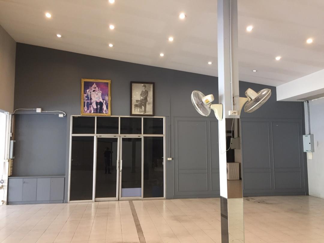 BH2455 ให้เช่าพื้นที่ โชว์รูม ริมถนนนวมินทร์ พื้นที่ใช้สอย 250 ตารางเมตร หน้ากว้าง 15 เมตร ยาว 17 เมตร