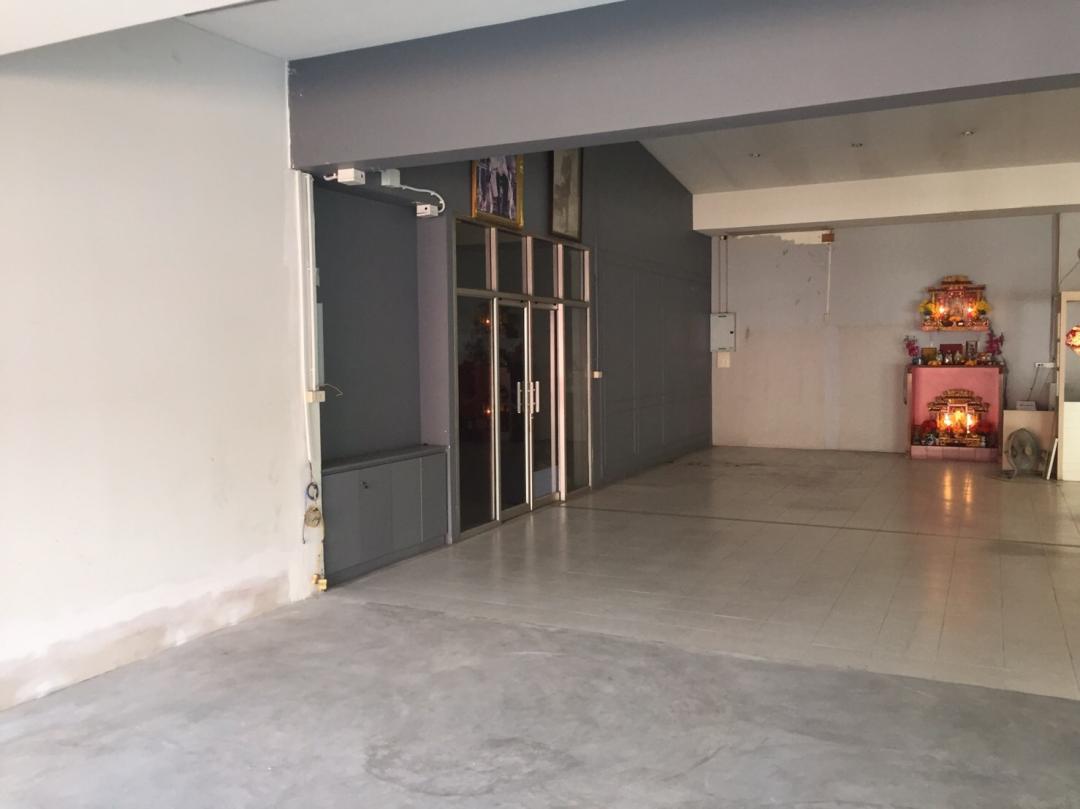 BH2455 ให้เช่าพื้นที่ โชว์รูม ริมถนนนวมินทร์ พื้นที่ใช้สอย 250 ตารางเมตร หน้ากว้าง 15 เมตร ยาว 17 เมตร