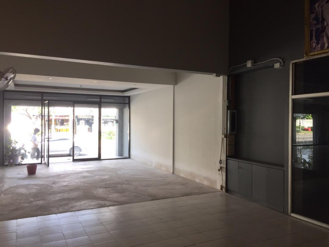 BH2455 ให้เช่าพื้นที่ โชว์รูม ริมถนนนวมินทร์ พื้นที่ใช้สอย 250 ตารางเมตร หน้ากว้าง 15 เมตร ยาว 17 เมตร